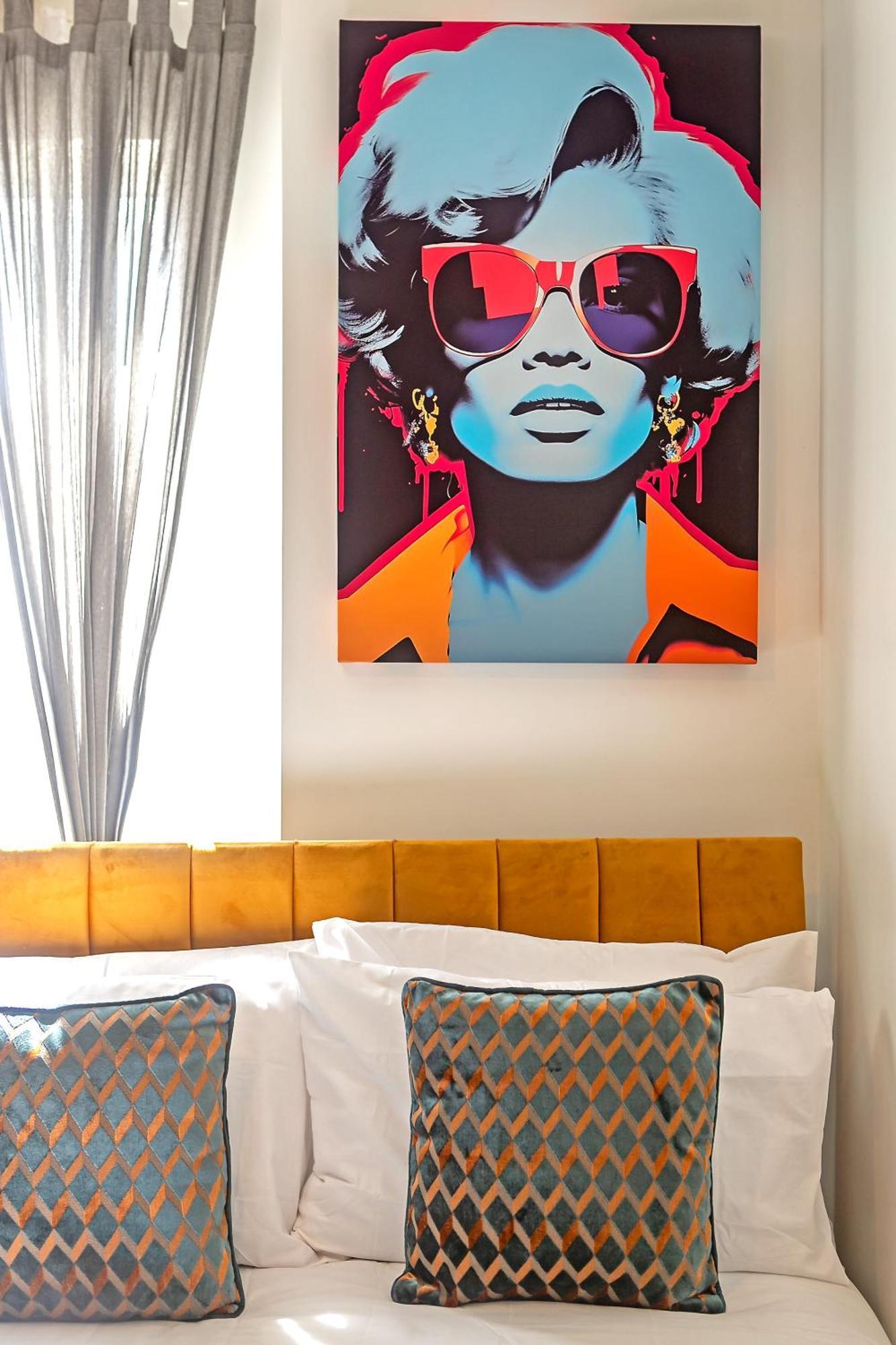 Ferienhaus Exclusive Town Centre Home, Free Parking, Walk To Train Station, Near Airport, Luxury Stay, Garden, Pop Art Decor *