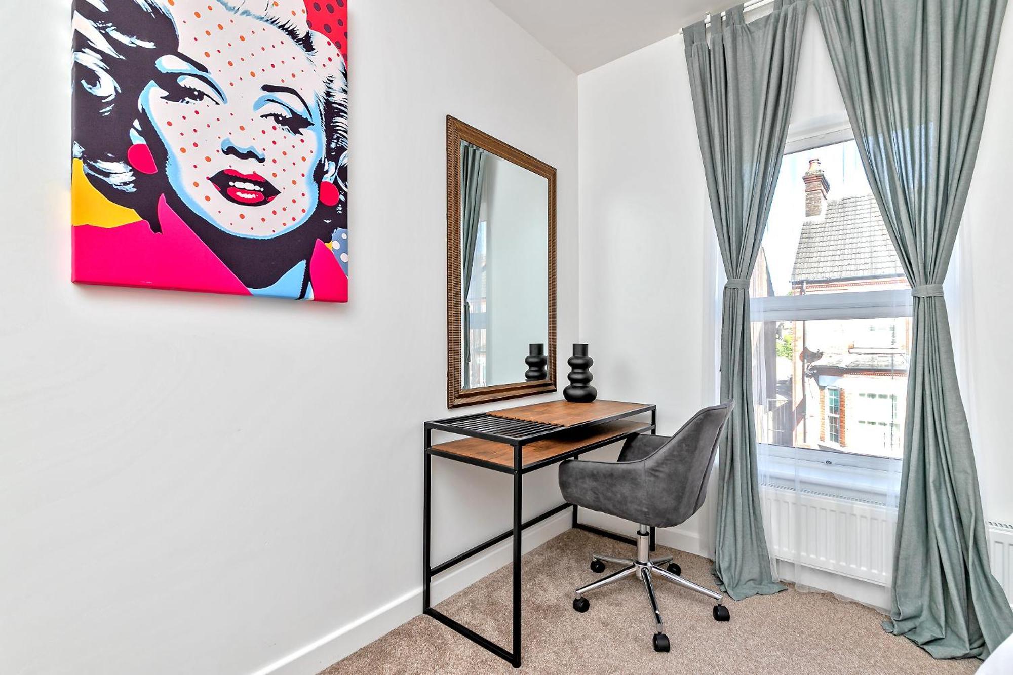 Exclusive Town Centre Home, Free Parking, Walk To Train Station, Near Airport, Luxury Stay, Garden, Pop Art Decor Ferienhaus *
