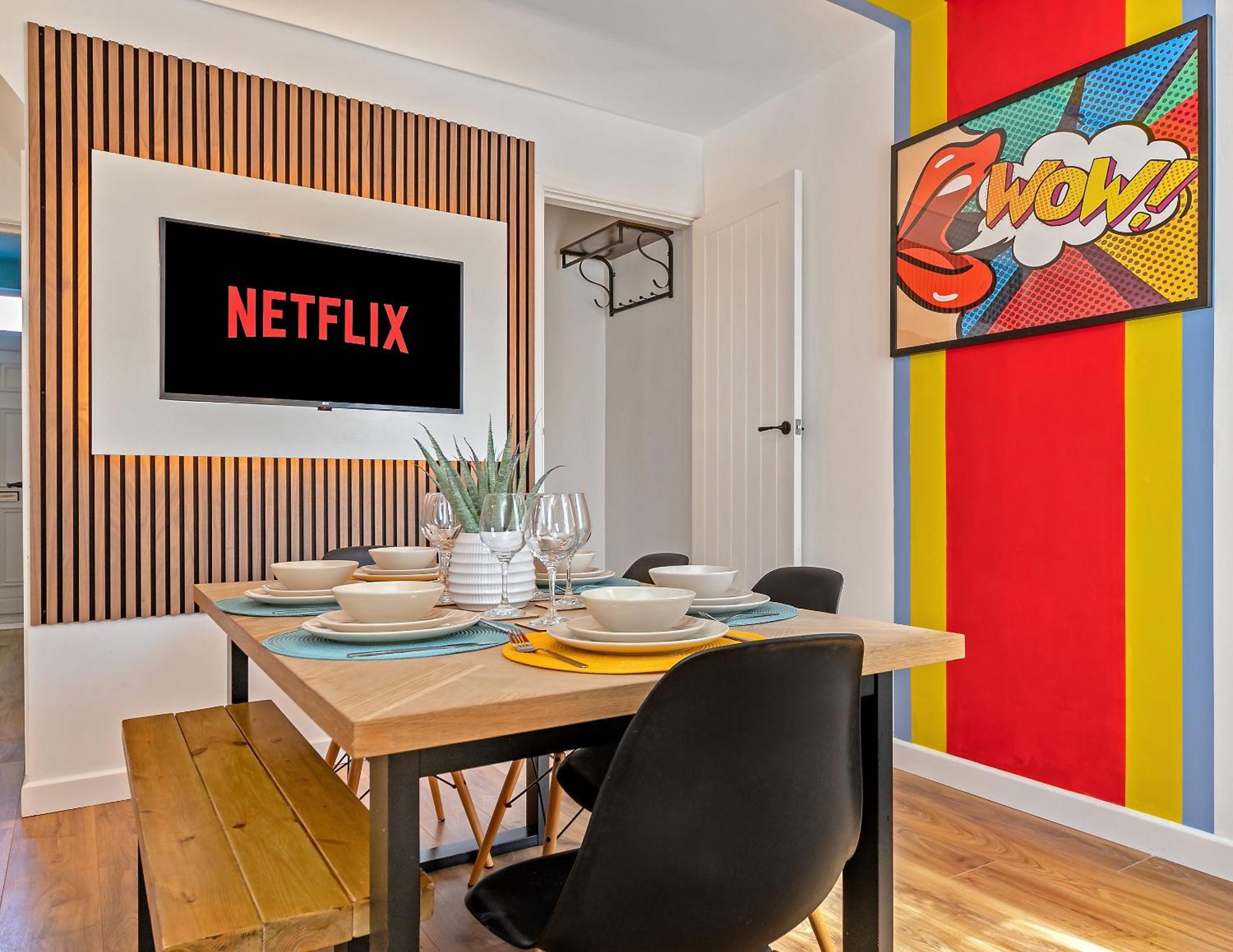 Exclusive Town Centre Home, Free Parking, Walk To Train Station, Near Airport, Luxury Stay, Garden, Pop Art Decor Ferienhaus Luton (Bedfordshire)