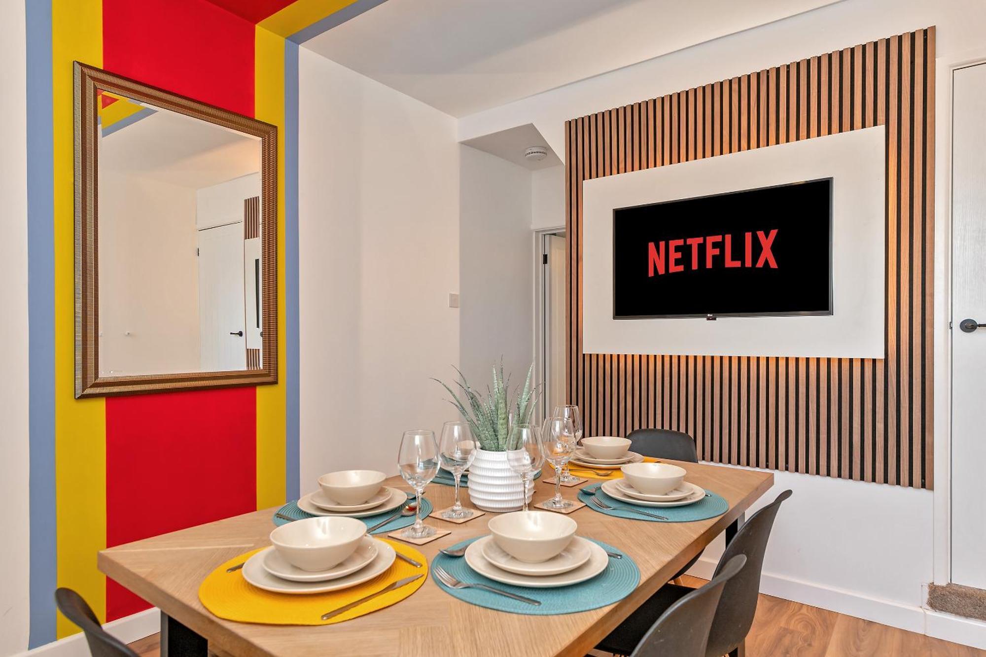 Exclusive Town Centre Home, Free Parking, Walk To Train Station, Near Airport, Luxury Stay, Garden, Pop Art Decor